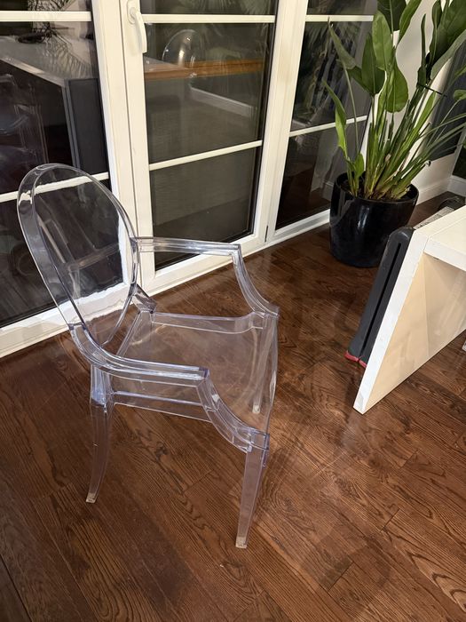 rozkładany stół z krzesłami