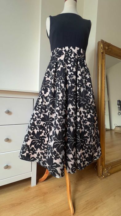 Sukienka z szyfonową halką i dekoltem w stylu Jackie Kennedy!