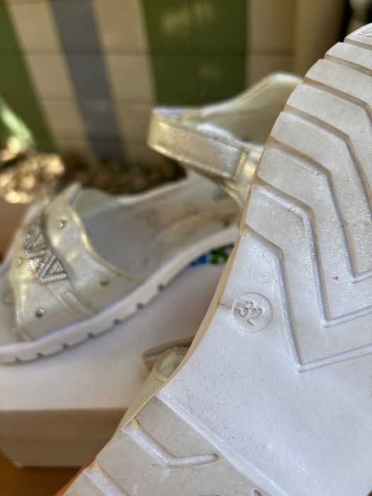 Босоніжки на дівчинку