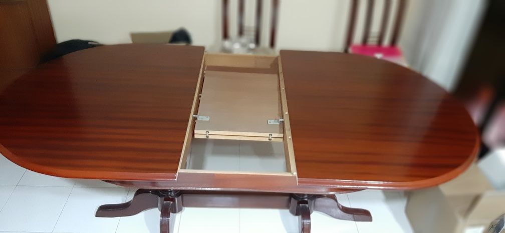 Mesa extensível com 8 cadeiras (preço negociável)