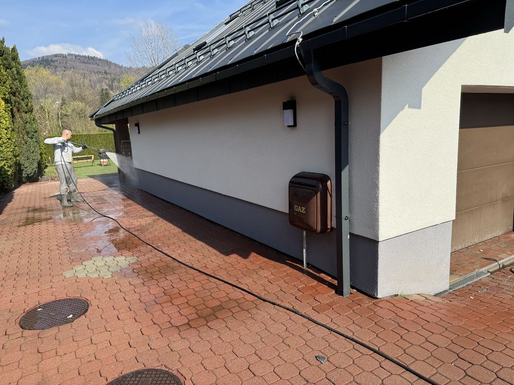 Mycie cisnieniowe elewacji, czyszczenie kostki brukowej i fotowoltaiki