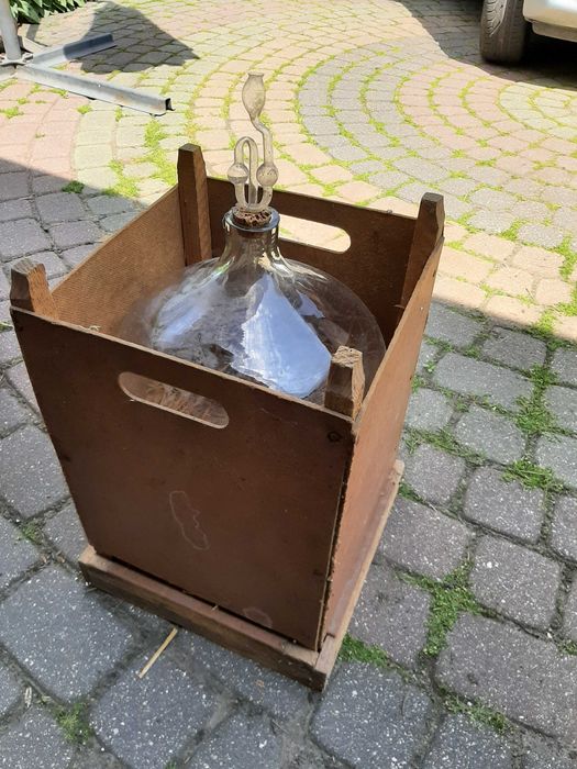 Słój na wino w drewnianej skrzyni