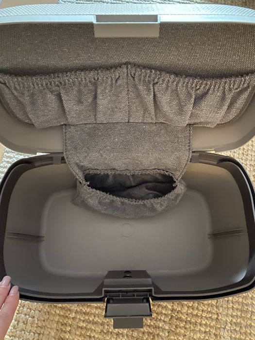 Mala Desley e cor creme escuro