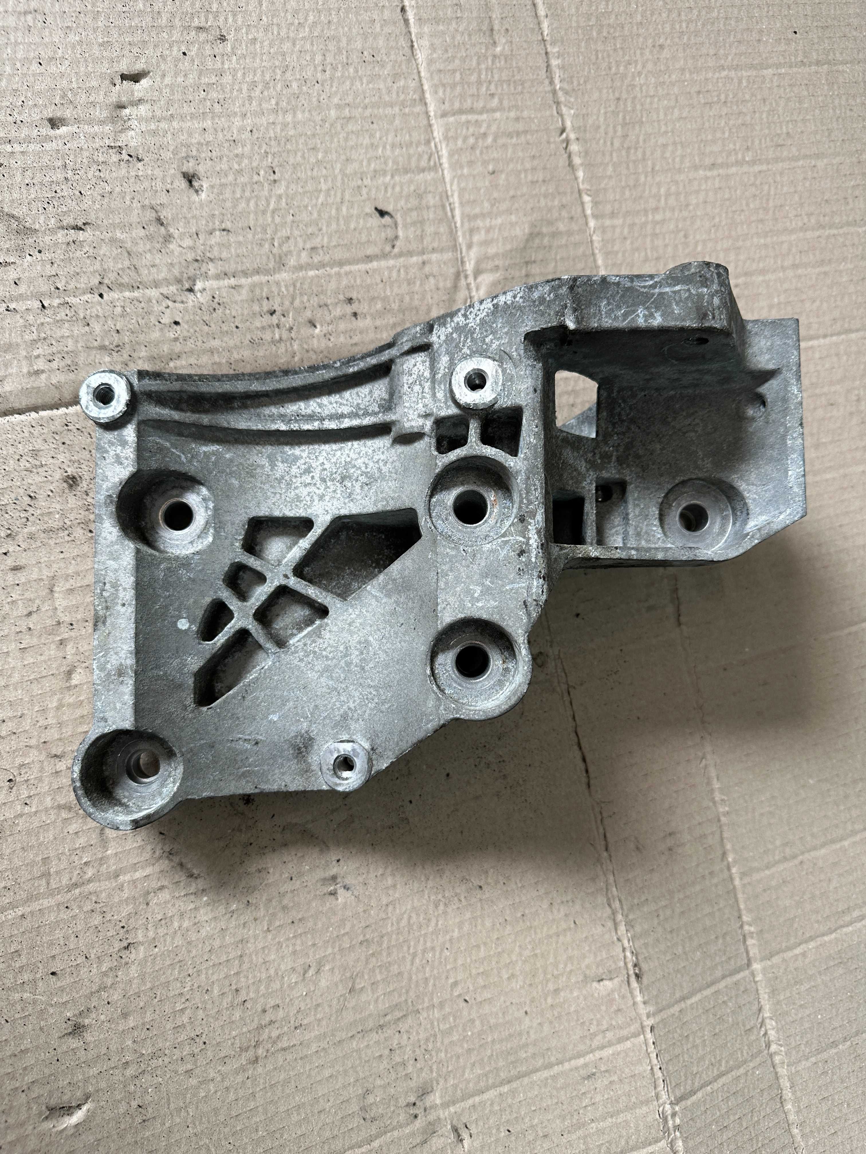 Кронштейн компрессора opel astra j 2.0 crdi  55582510
