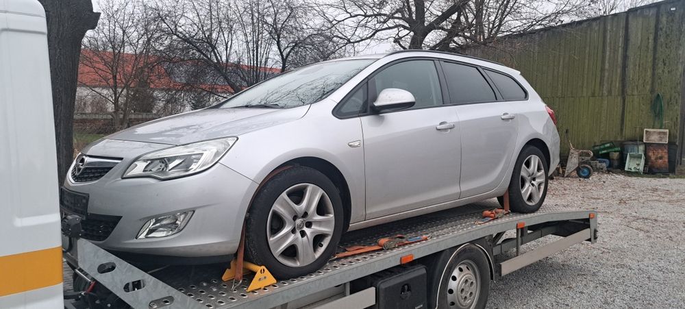Opel Astra J kombi 1.7D 2011r