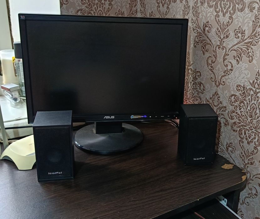 Компьютер + монитор + мышь + колонки + веб-камера + 2 джойстика+стол