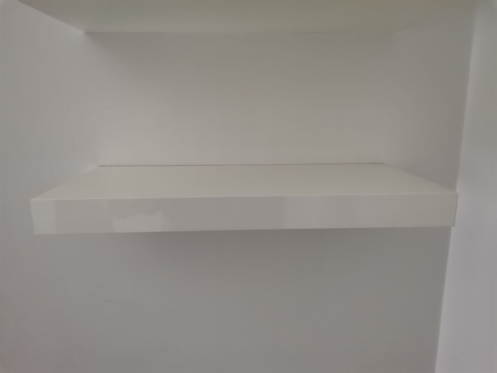 Półka ścienna biała wisząca na ścianie 60cm x 26 cm