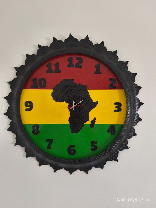 Relógio de parede feitos com pneus.