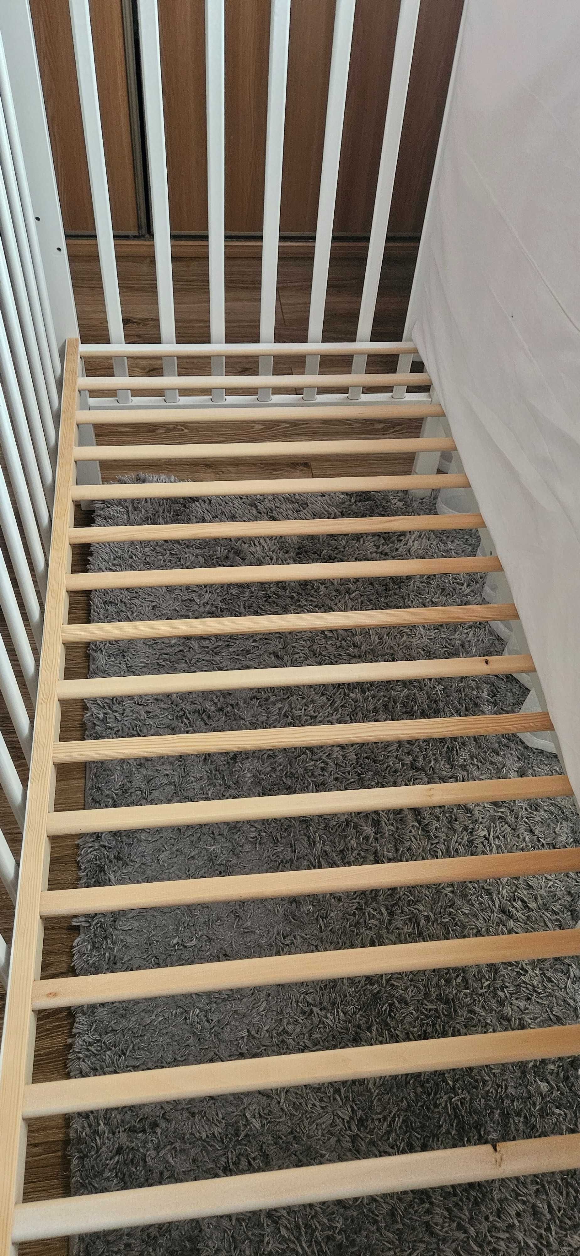 Sprzedam łóżeczko dziecięce z materacem i karuzelą
