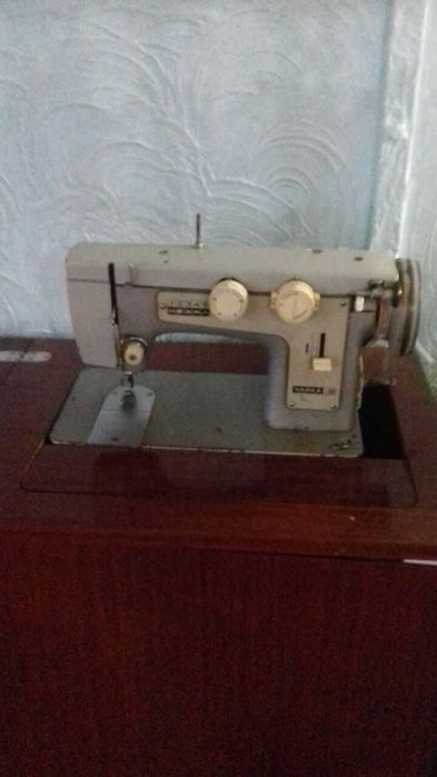 Продам швейну машинку чайка 132 М ідеальному стані.Со столом