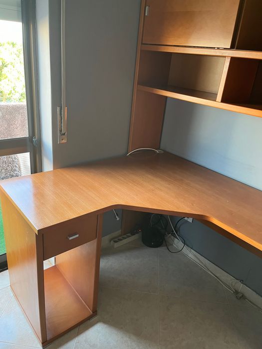 Estante com secretária em madeira maciça