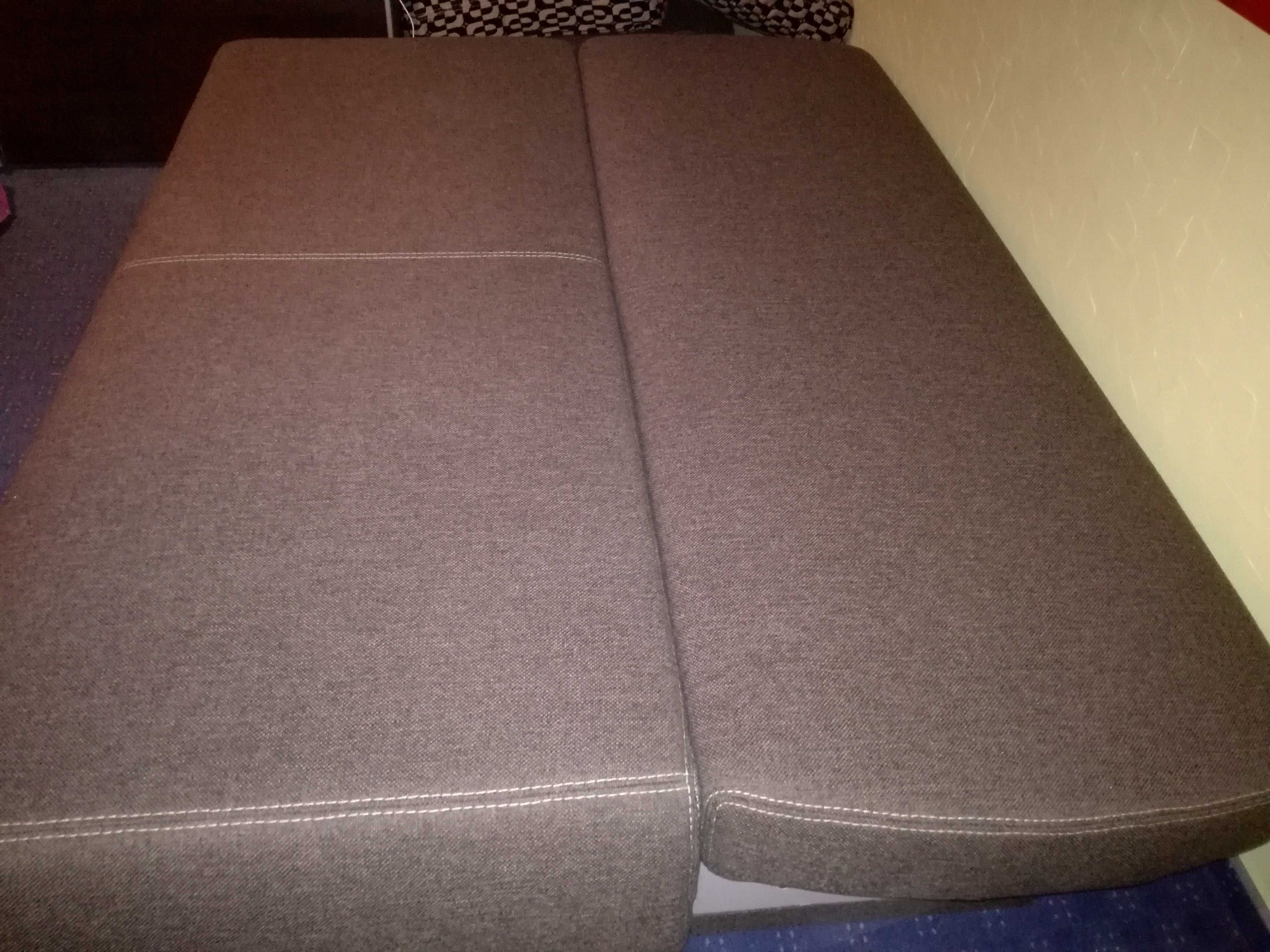 Łóżko/ kanapa rozkładana beż  z poduszkami