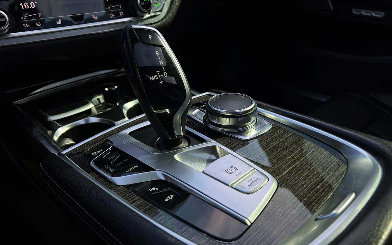 BMW 740 2015 року