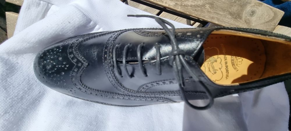 Sapatos de homem em pele