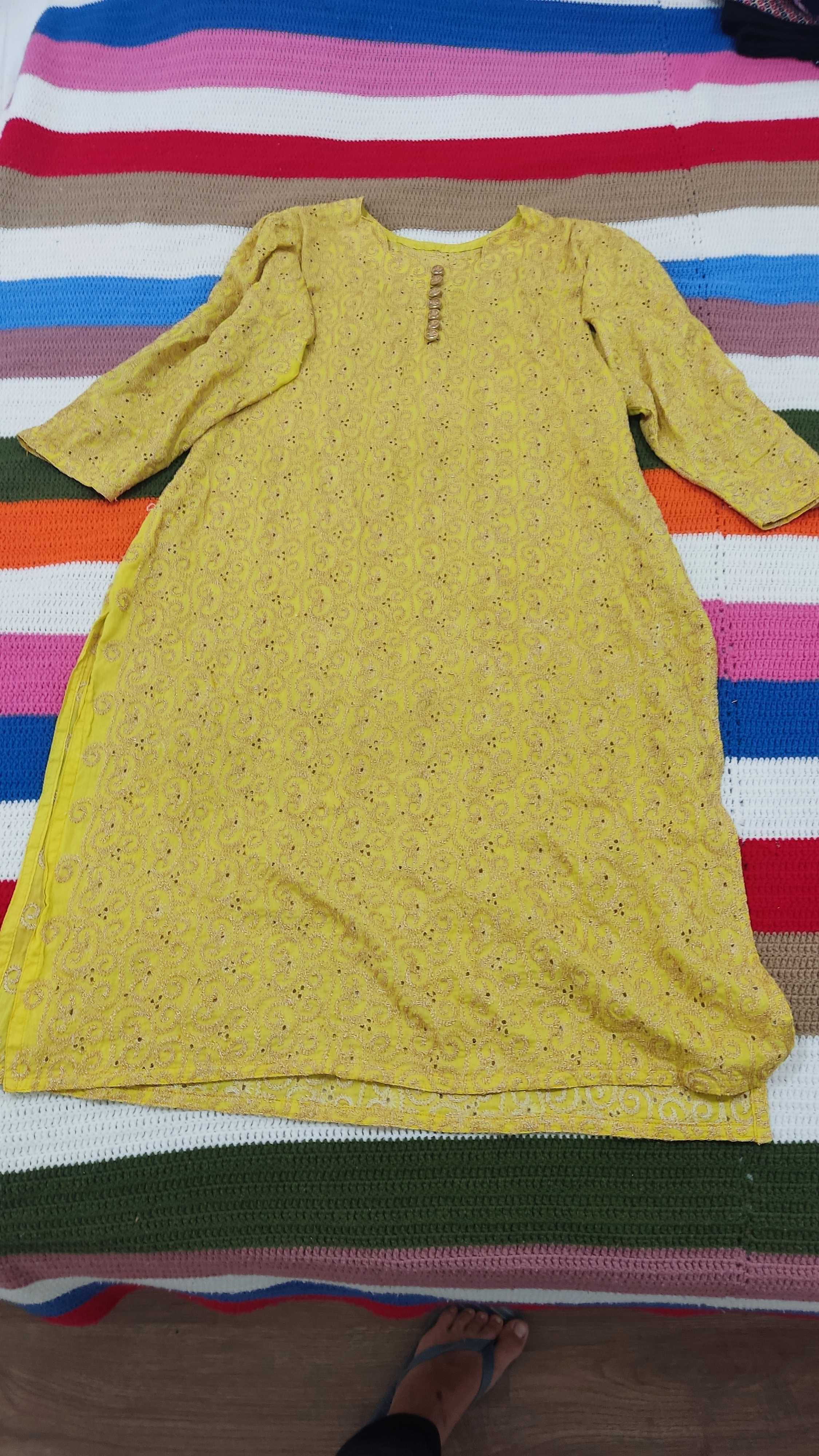 Vestido amarelo de praia