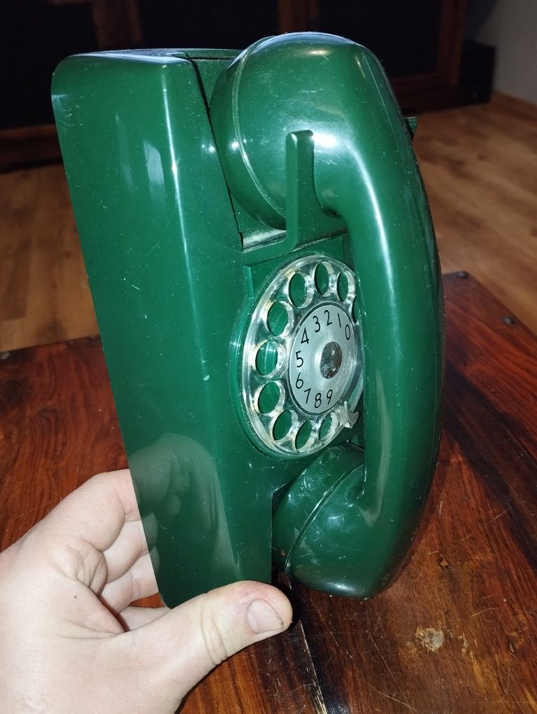 Stary telefon stacjonarny w kolorze zielonym