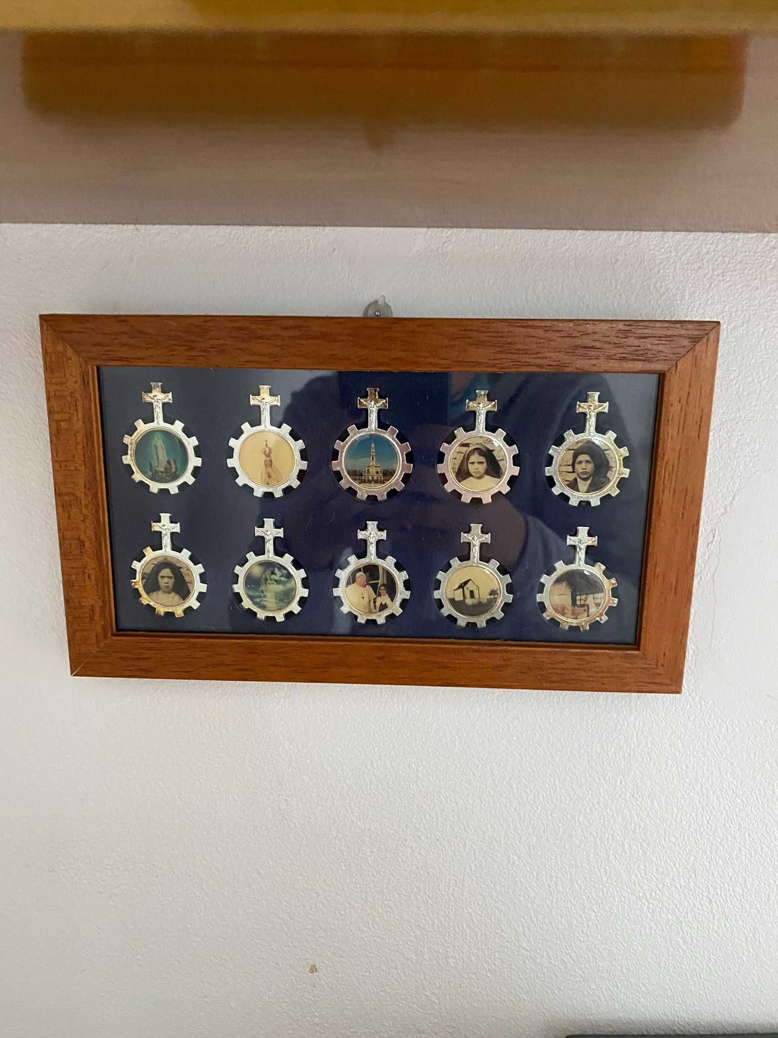 quadro com mini tercos religiosos antigos