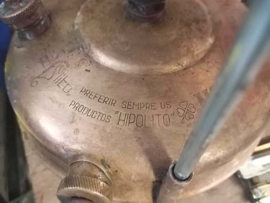 Máquinas a petróleo e gasolina antigas a trabalhar