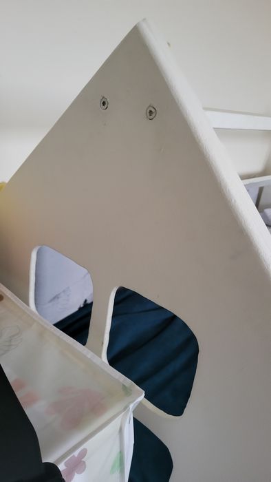 Drewniane łóżko w kształcie białego domku – prezent dla dziecka