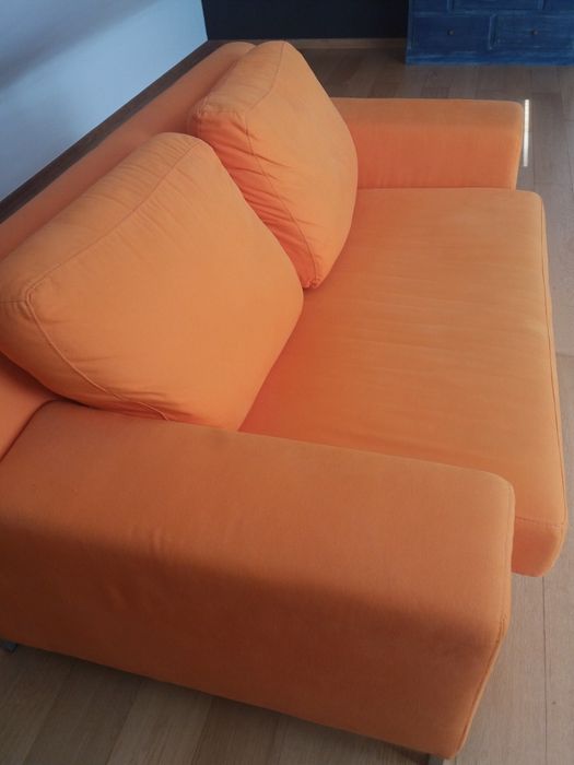Sofá em tecido laranja