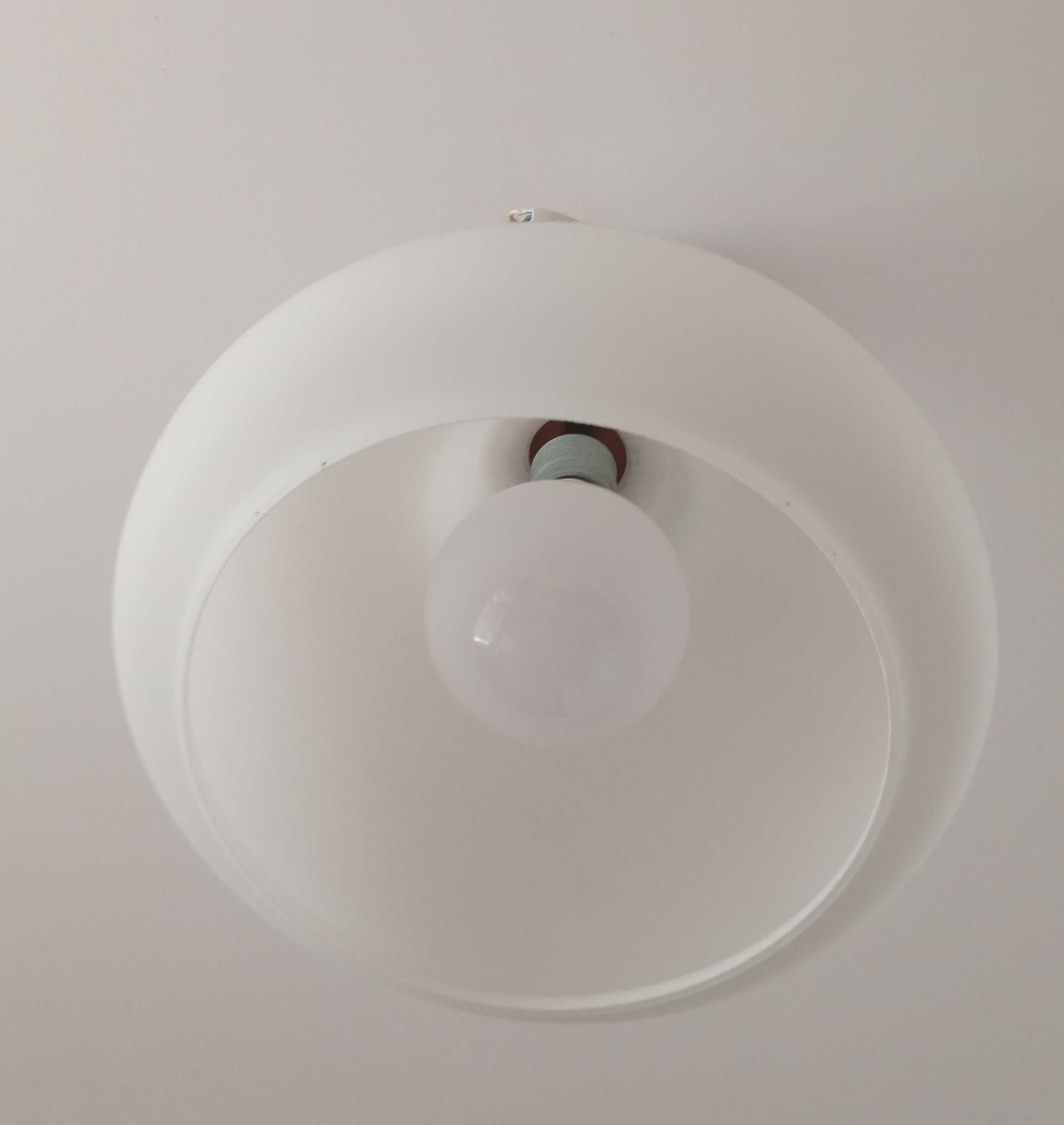 Drewniana lampa z dużym szklanym kloszem
