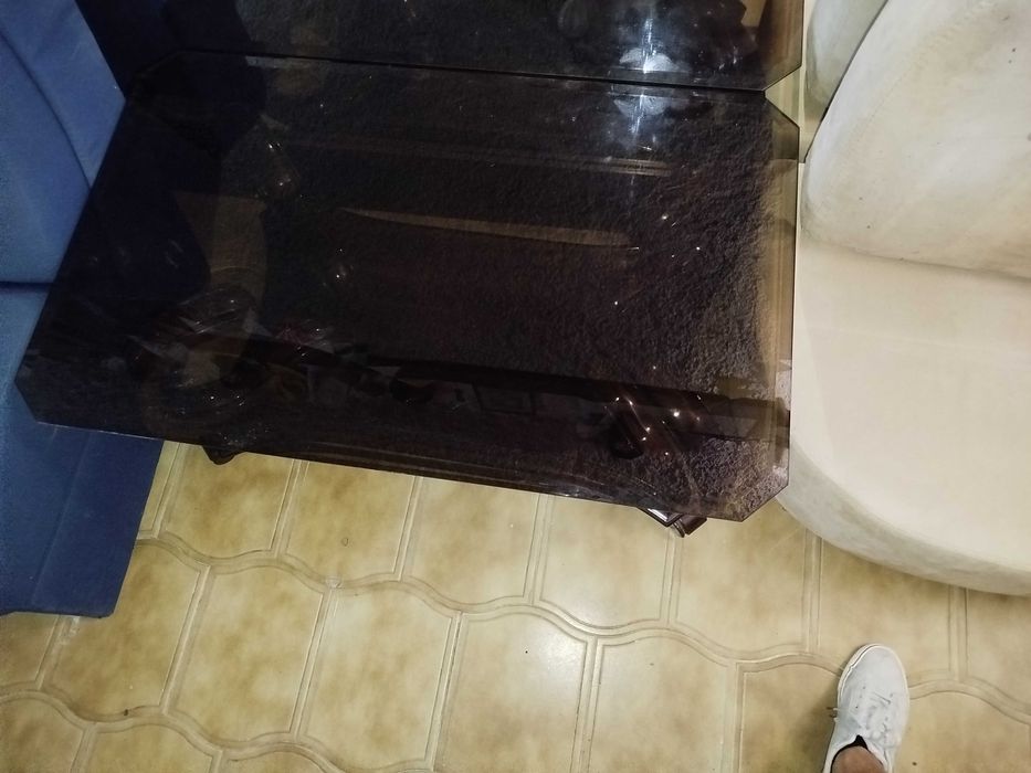 Mesa com tampo de vidro - 35 euros