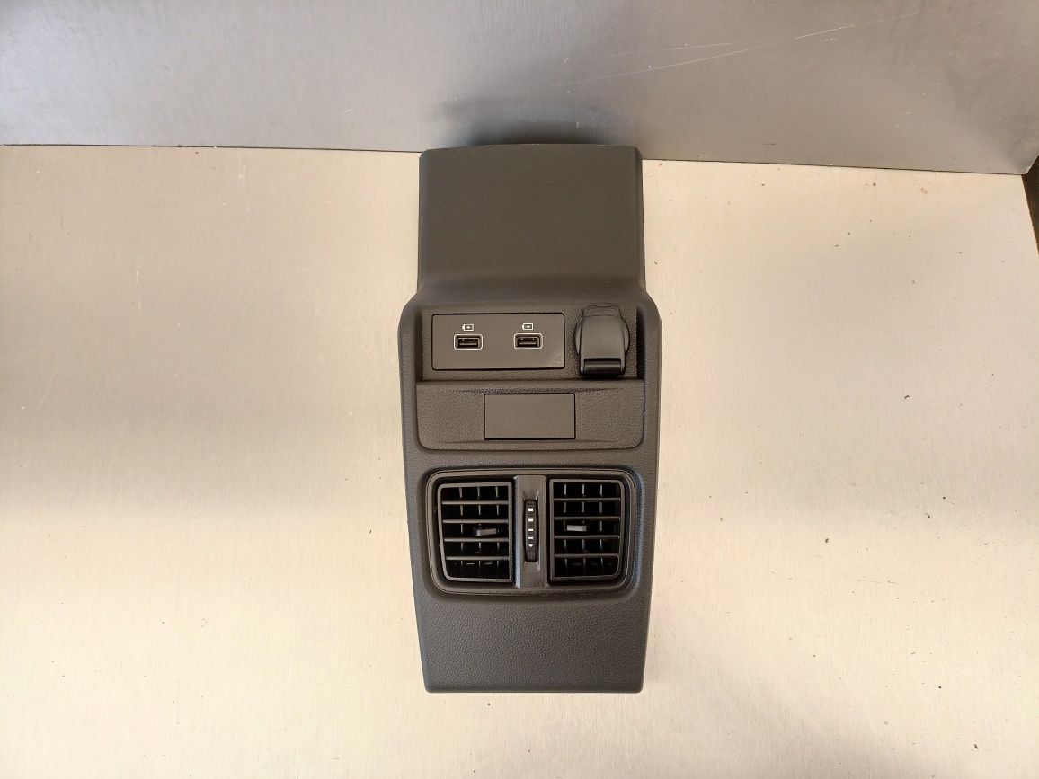 Renault Arkana kratka nawiewu tył tylna panel wejście USB