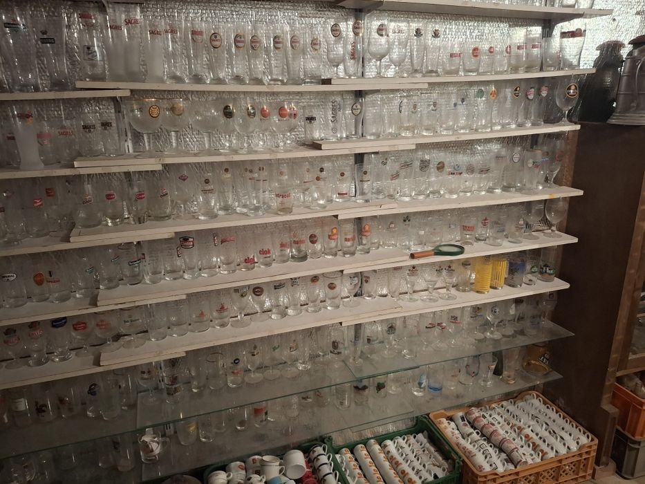 Copos antigos, recentes grandes, pequenos, canecas