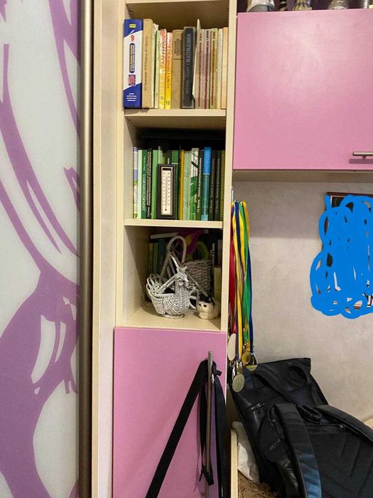 дитяча стінка, стіл, ліжко, книжкова шафа