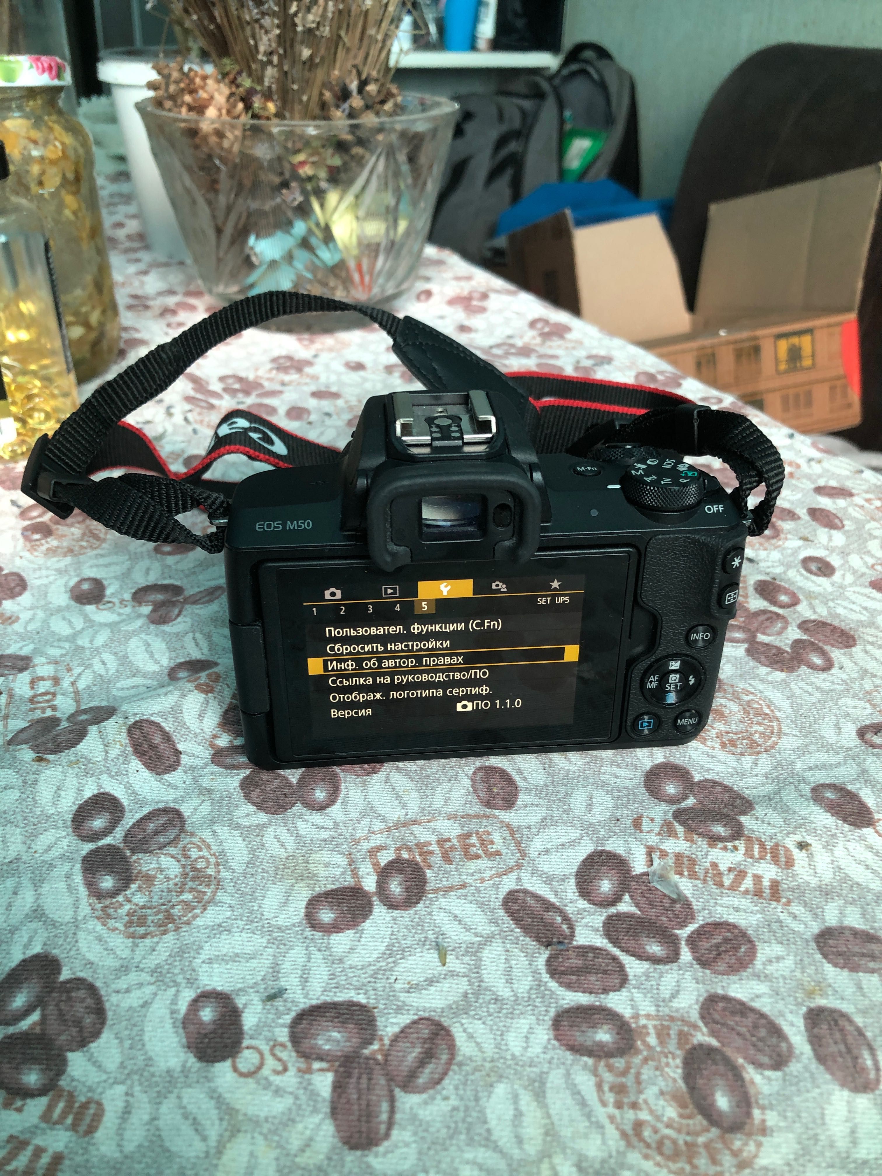 Продам фотокамеру Canon EOS M50 с внешней вспышкой и сумкой