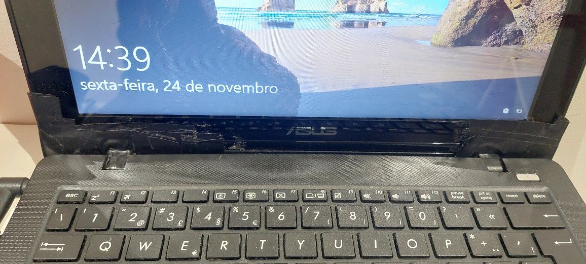 Portátil ASUS Ecrã Táctil Parte traseira Partida