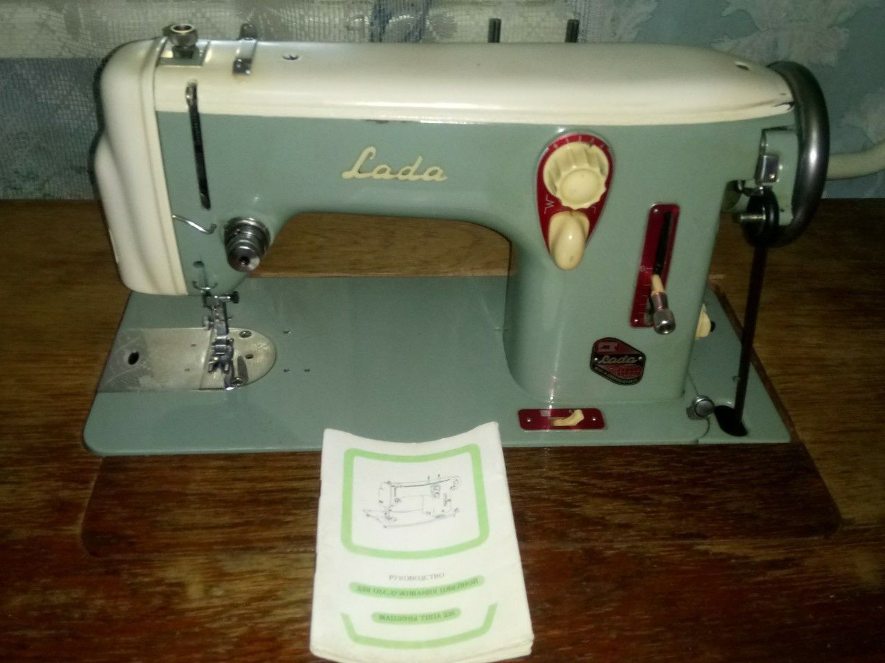 Швейная машинка Лада 236