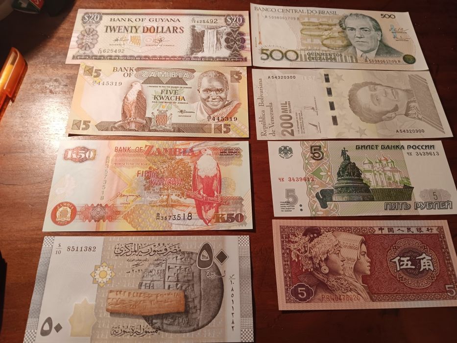 Vendo notas novas e estrangeiros