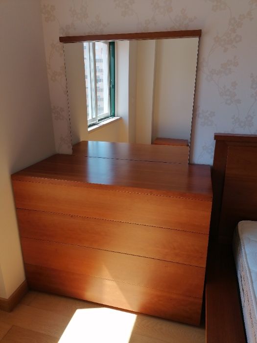 Comoda, mesa de cabeceira, cama de casal. Móveis de quarto de casal