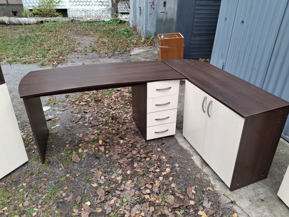 Продам два комплекти офісної меблі і угловий стіл