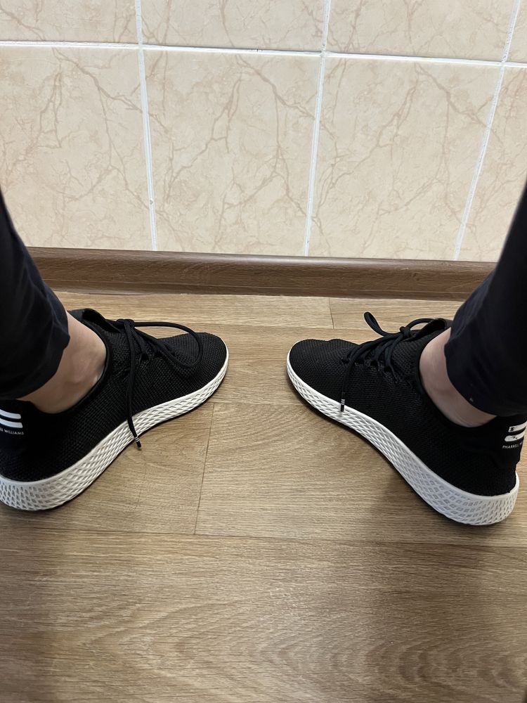 Кросівки adidas  x Pharell Williams