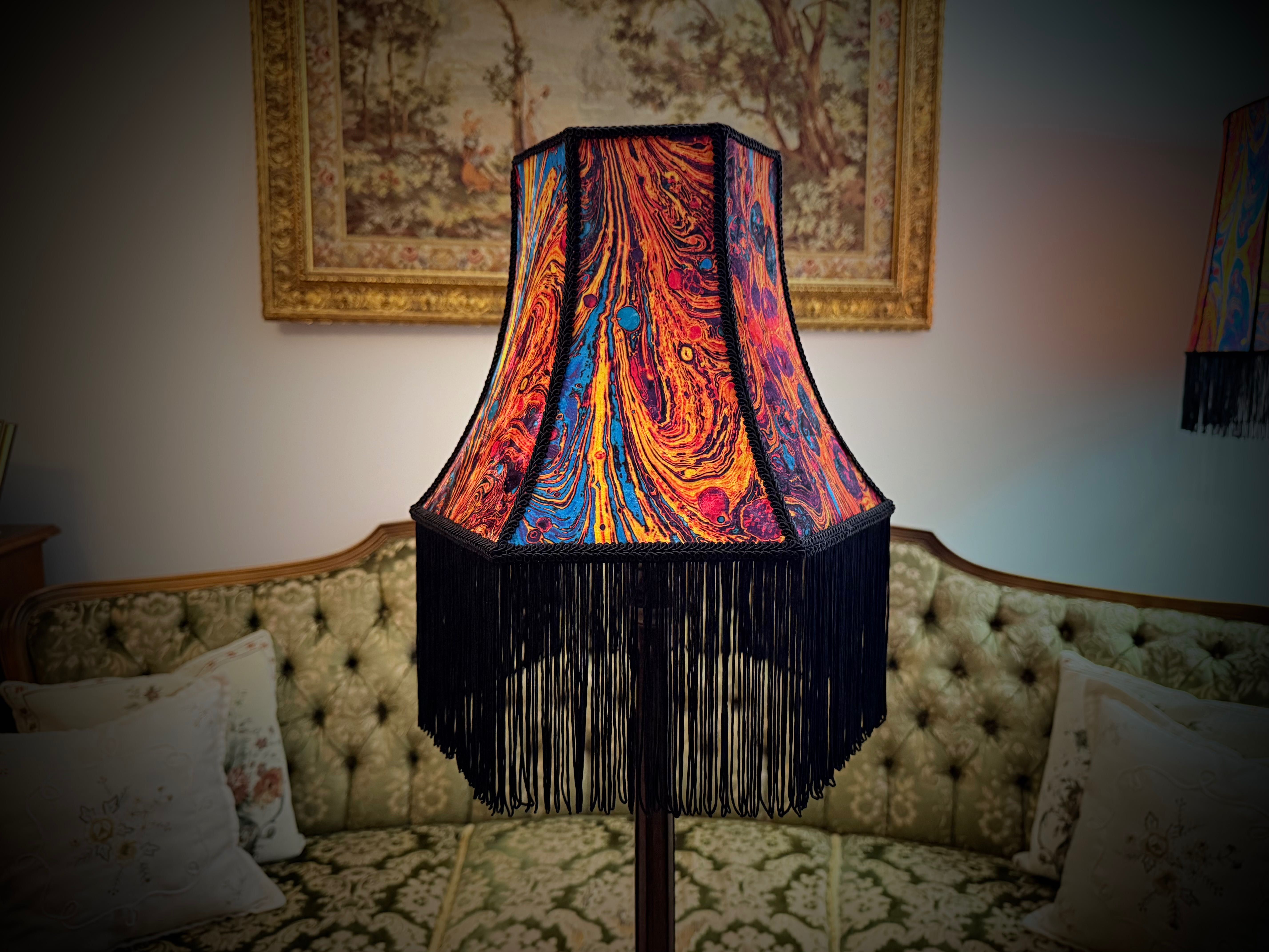 Lampa stołowa z kolorowym, ręcznie szytym abażurem. Rękodzieło.