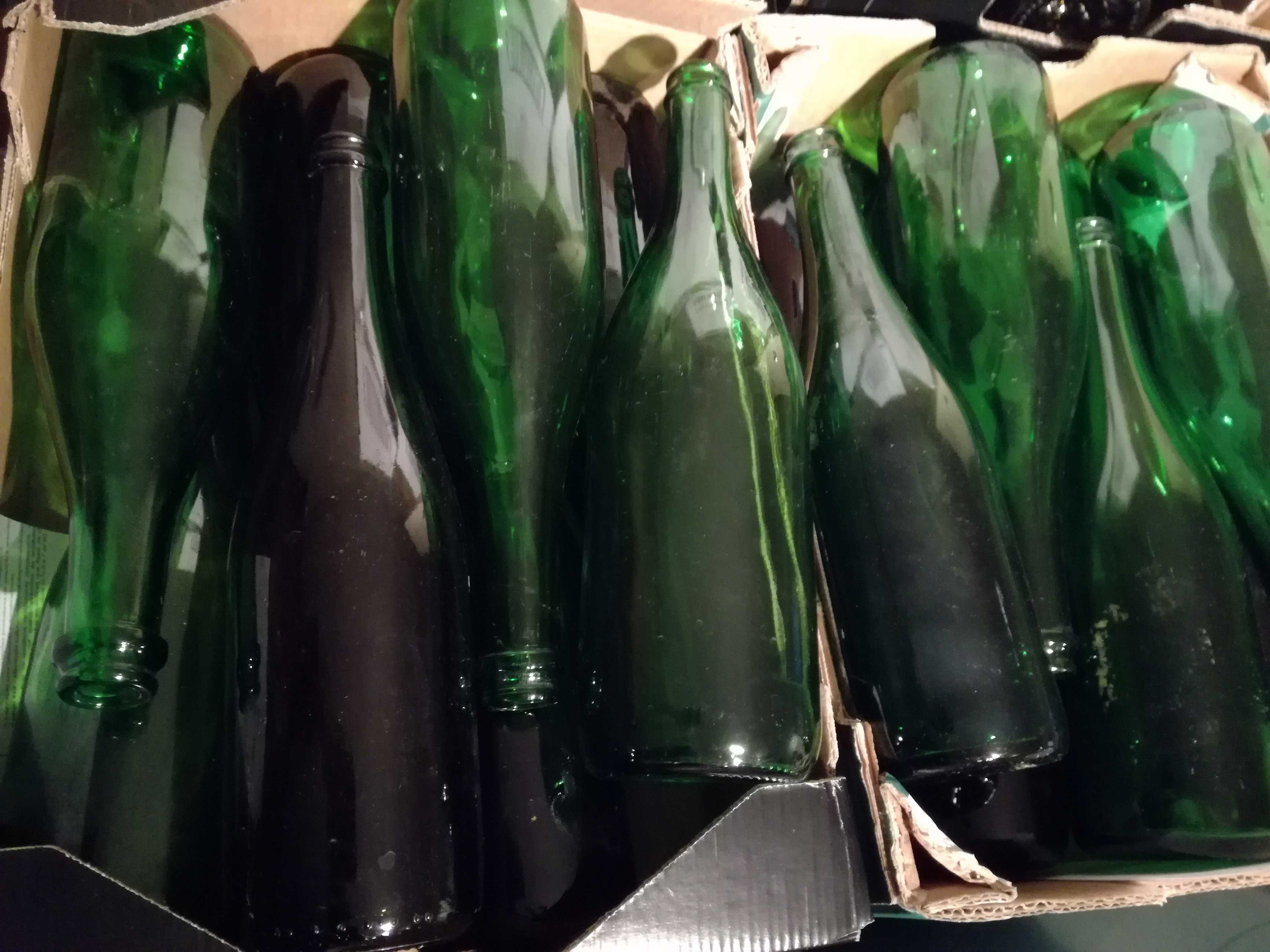 Vendo 400 garrafas para engarrafamento de vinhos.