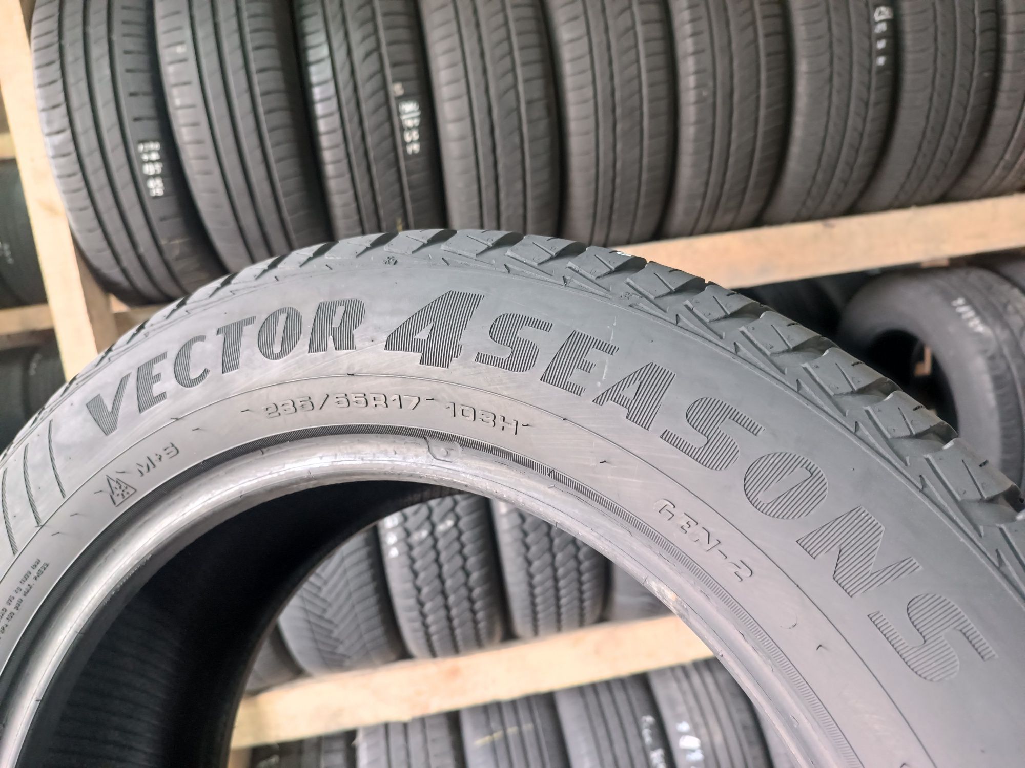 Всесезонні шини GOODYEAR 235/55 R17 резина Р17
