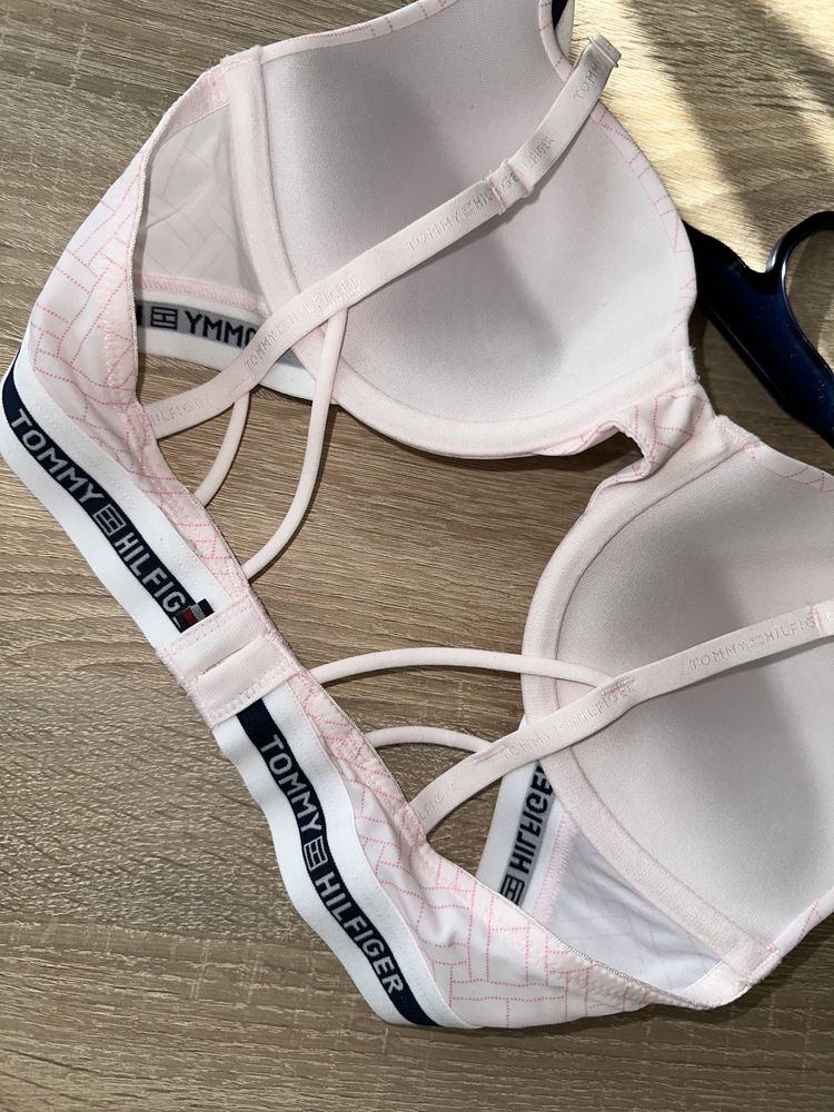 Pudrowy biustonosz Tommy Hilfiger r34C