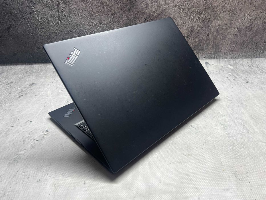 Thinkpad T480s / i5 8250u 3.4GHz / 16GB DDR4 / 256 SSD / 14 FHD / W11