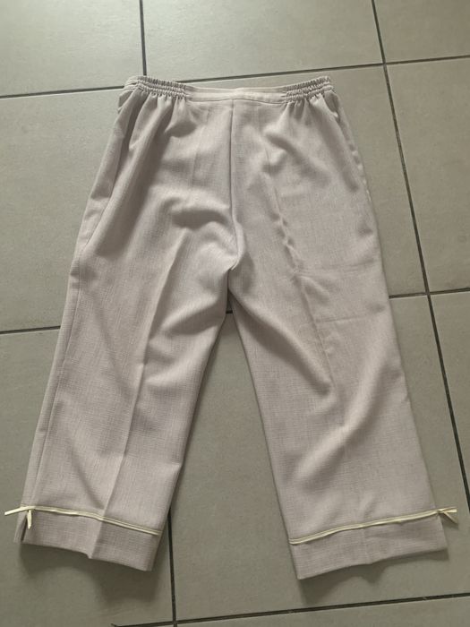 Jasnobeżowe spodnie damskie