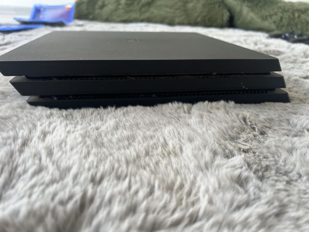 PS4 Pro у відмінному стані, 2 геймпади, без коробки. Писати в лс.