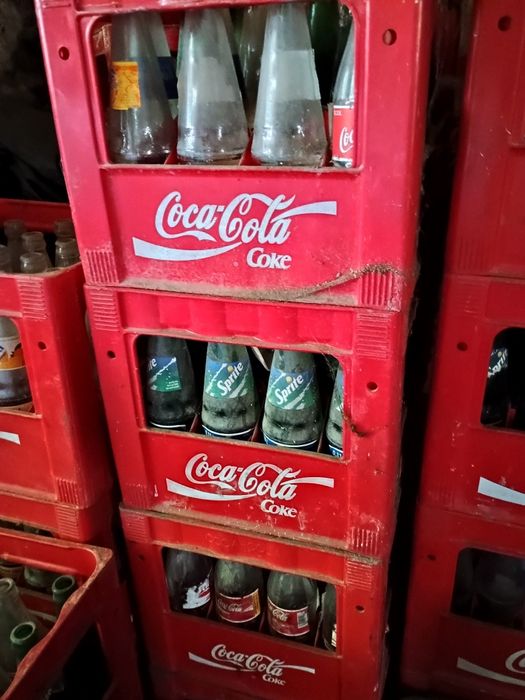 Duża ilość skrzynek z butelkami Cola, Pepsi, Mirinda, Sprite itd.