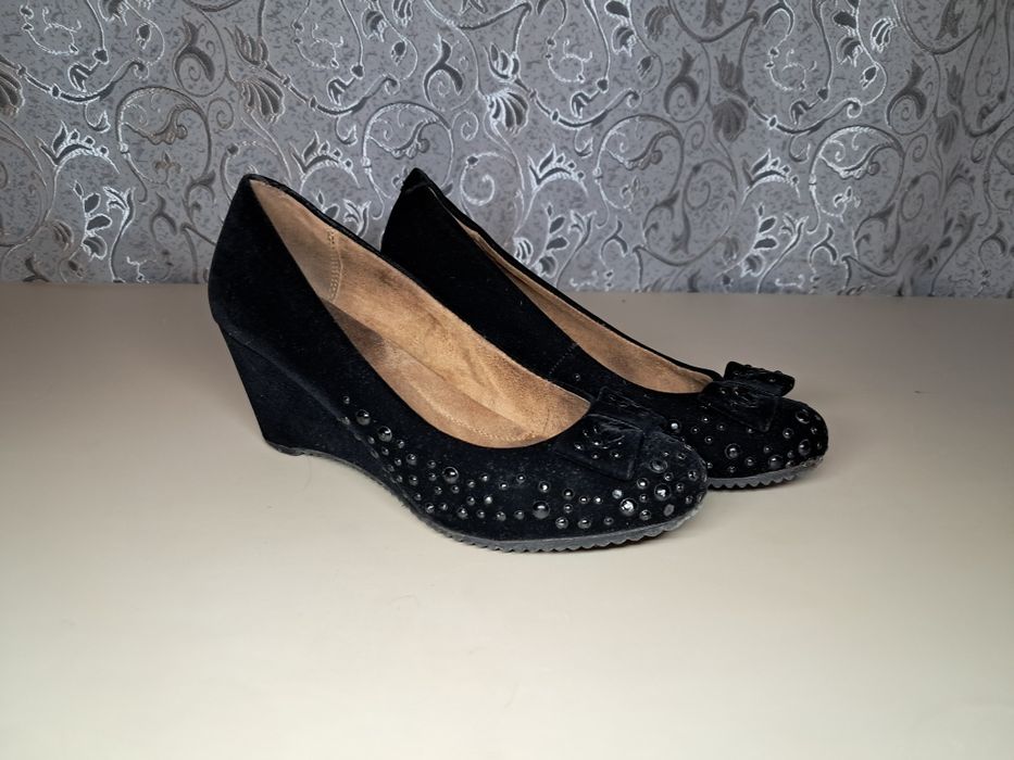 Туфлі жіночі на платформі
Елегантні чорні замшові туфлі з милим бантик