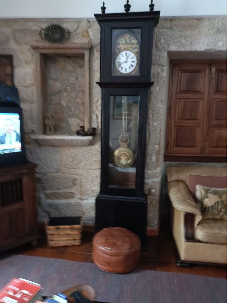 Relógio de pé alto em madeira