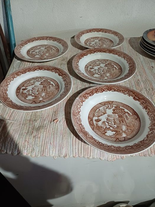 Lote variado de pratos cavalinho.