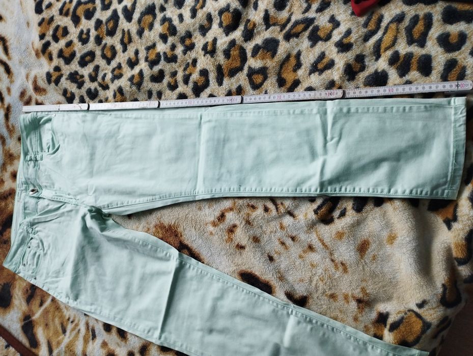 Jasnozielone spodnie materiałowe