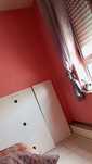 Uma cama de Solteiro com todas as peças incluídas menos o colchão