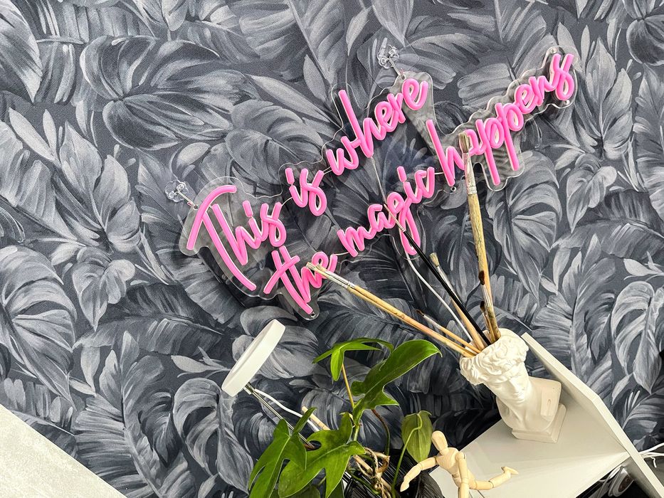 Неоновая вывеска “This is where the magic happens”